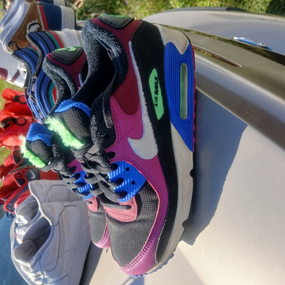 Stylish Air Max Sneakers in Black and Pink